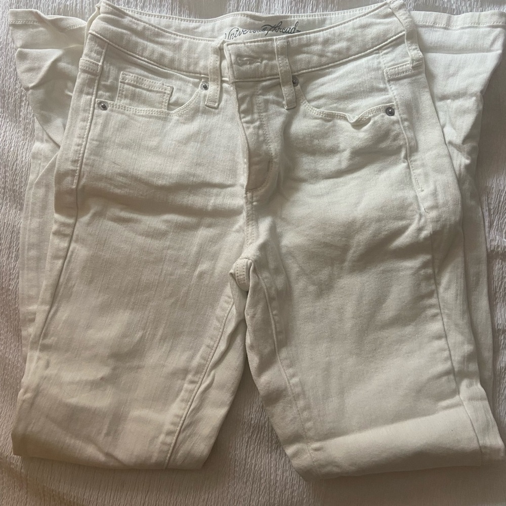 Universal Threads white skinny jeans size 0/25
